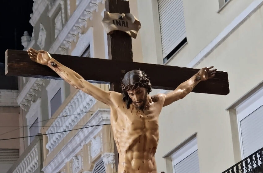  Alzira viu el silenci davant el Viacrucis del Crist en l’Agonia