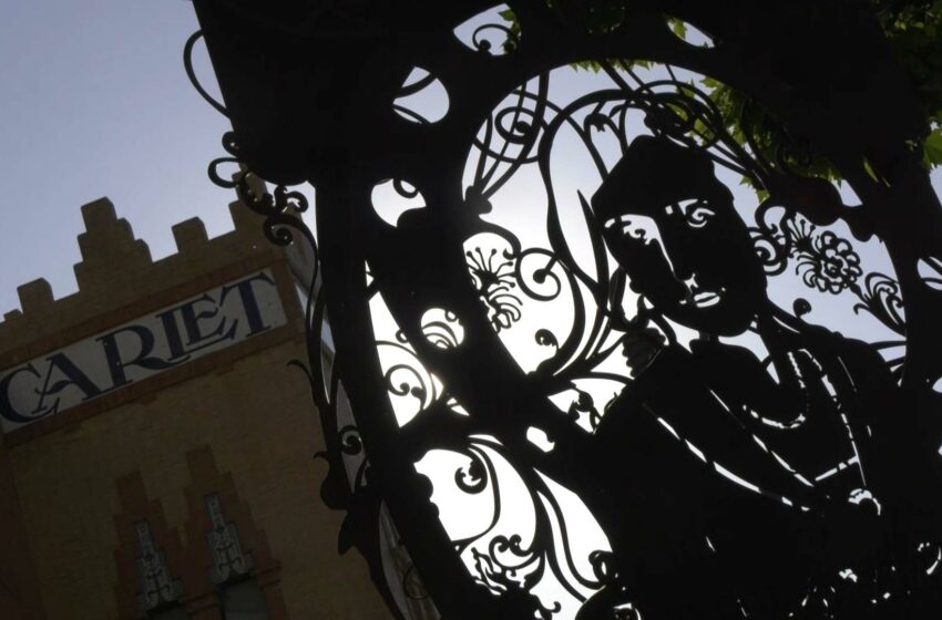  Carlet inaugura una escultura a Amparito Roca i estrena una versió actualitzada del pasdoble en la cita central del seu centenari