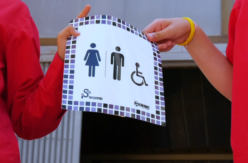  El Fòrum Saludem-nos de Sueca organitza una activitat comunitària per senyalitzar els banys públics de la ciutat