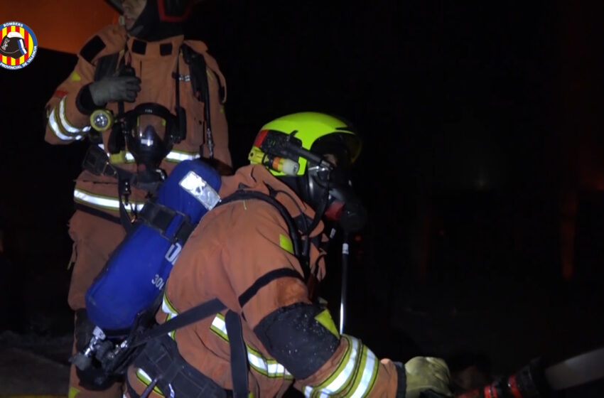  Els bombers del Consorci de València han intervingut a un incendi industrial a Algemesí