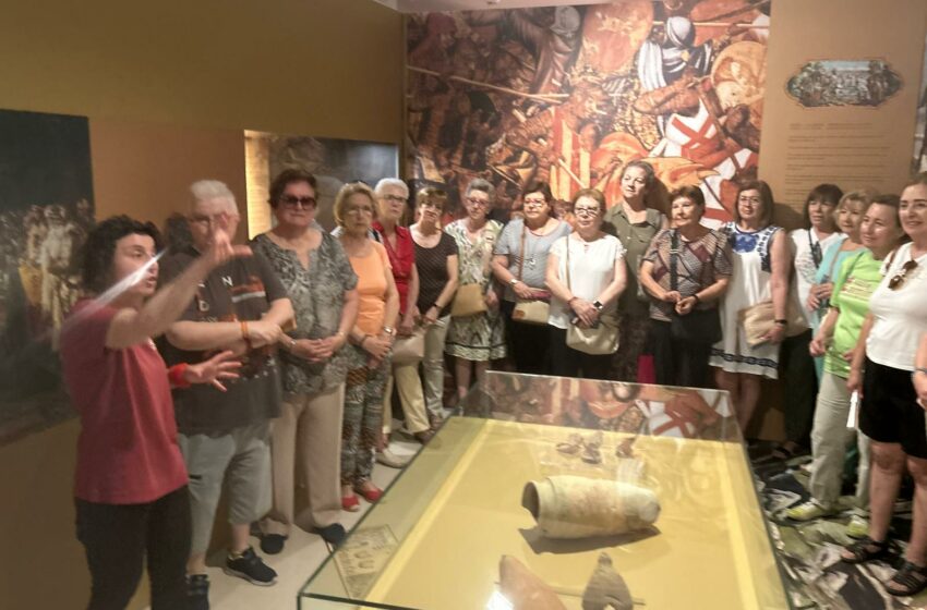  Veïns de la barriada de l’Alborxí visiten el Museu Municipal d’Alzira per a conéixer la seua història