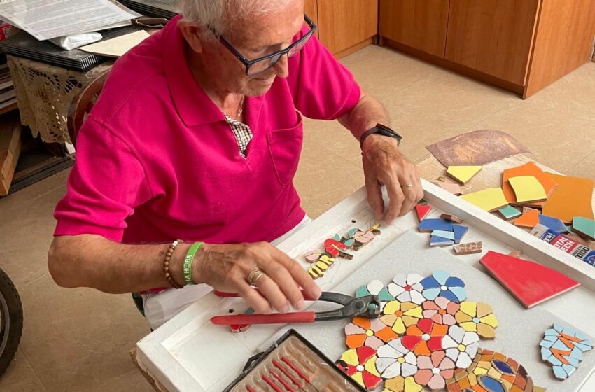  El veí de Benifaió Álvaro Martínez exposa la seua obra de mosaics i “trencadís” en el Centre Cultural