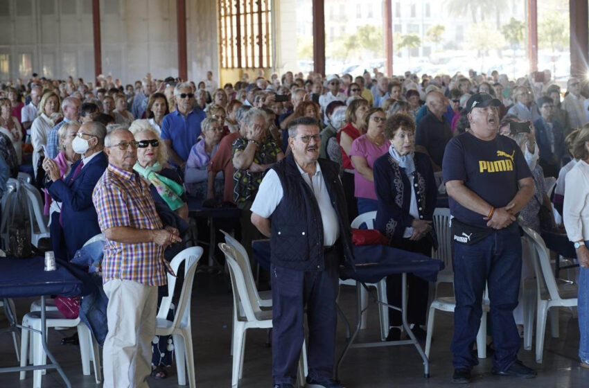  València viu la celebració Sant Donís amb persones majors