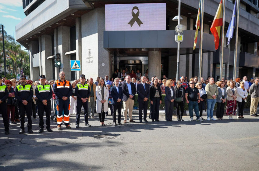  Torrent guarda un minut de silenci en memòria de els victimes de la fatídica DANA del any passat