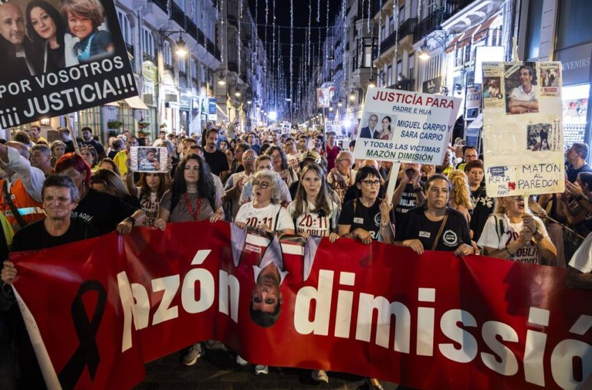  Una multitudinària manifestació a València va tornar a demanar la dimissió de Mazón pel primer any de la DANA.