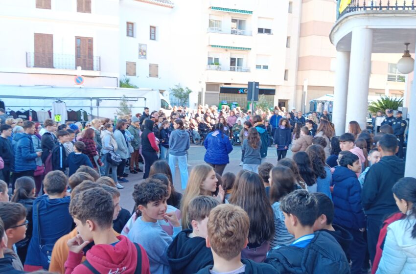  Turís commemora el 25N amb lectura del manifest i homenatge a les víctimes