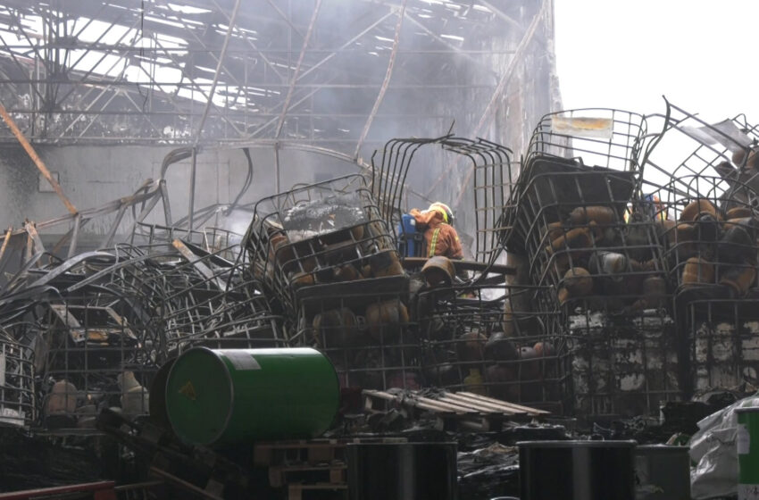 Un incendi en Alzira provoca explosions en el barri de l’Alquerieta