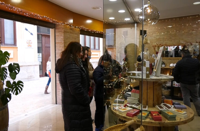  Les compres d’última hora omplin els carrers i donen l’últim impuls al comerç local