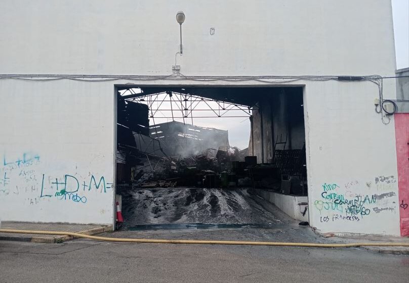  Controlat l’incendi industrial que va obligar a desallotjar vivendes a Alzira