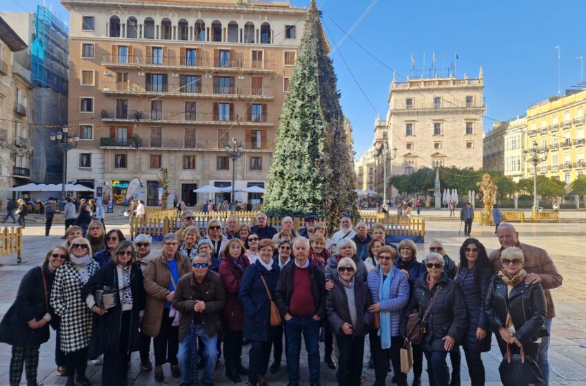  400 persones majors de Cullera viatgen a València en una escapada sociocultural