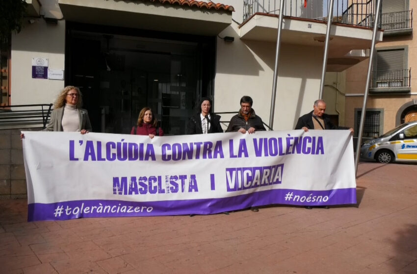  L’Alcúdia condemna els assassinats per violència de gènere en la concentració mensual ‘Divendres per elles’